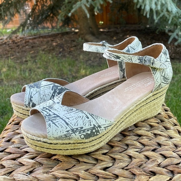 New Toms Black & White Graphic Upper, Peep Toe  Espadrille Wedge Platform Sandal - Picture 1 of 9
